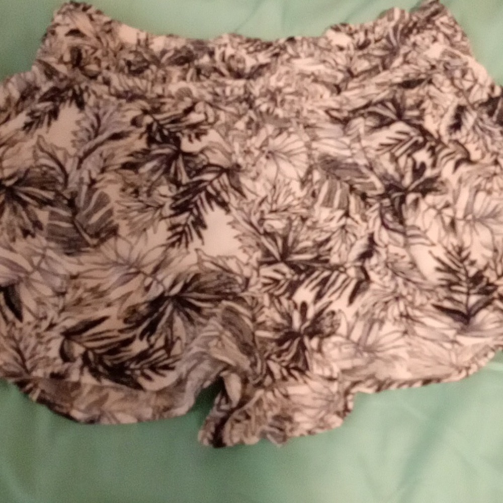 Short in good conditions. Size M. Sincerely Jules.Navy and white.